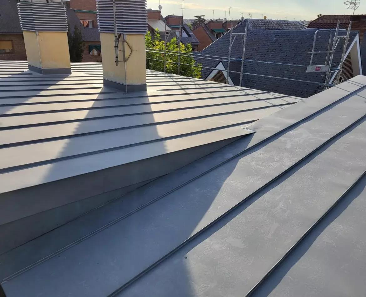 Cubierta metálica de zinc instalada por Cubiertas e Instalaciones MAVI en edificio residencial en Madrid