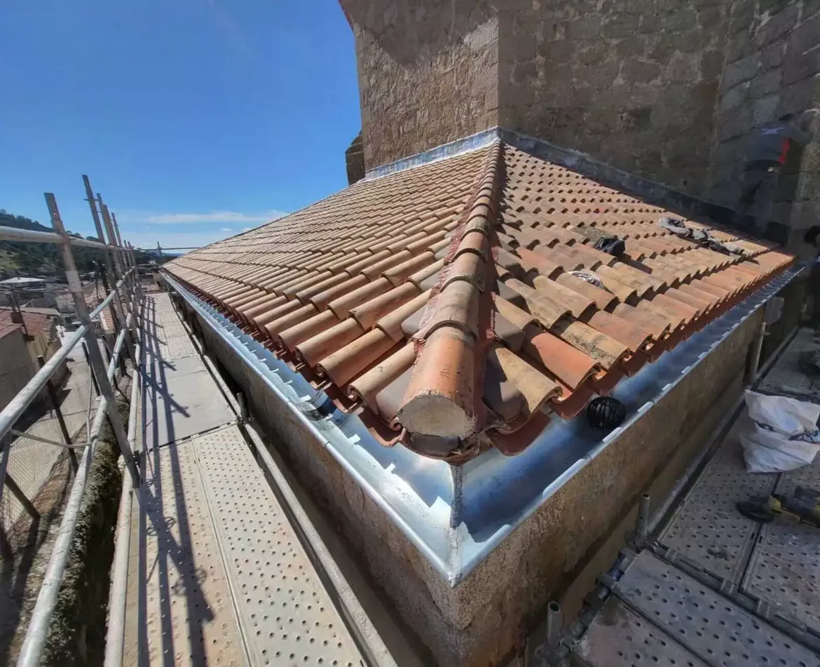 Impermeabilización de tejado de teja con sistema profesional en Madrid