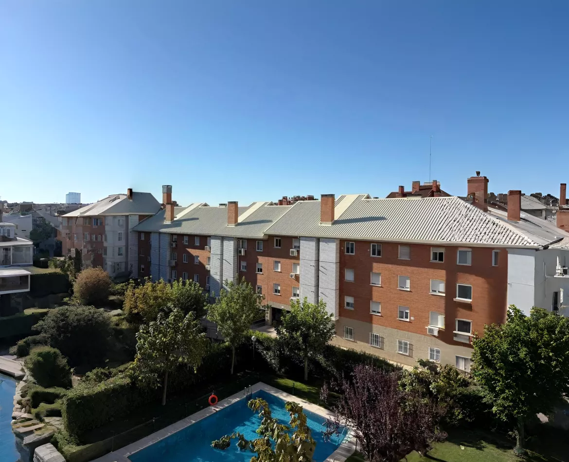 Cubierta de edificio residencial rehabilitada por Cubiertas e Instalaciones MAVI en Madrid