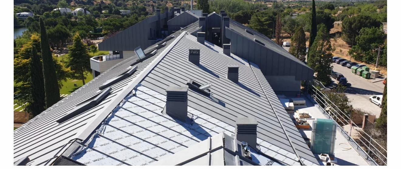 Cubierta inclinada oscura