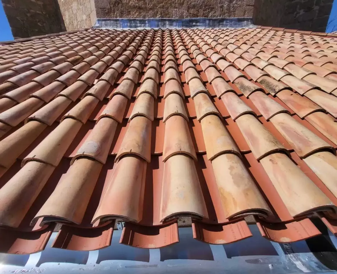 Impermeabilización de cubierta de teja realizada por Cubiertas e Instalaciones MAVI en Madrid